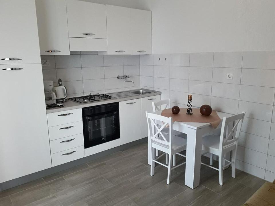 Delfin Apartments Sveti Juraj Eksteriør billede