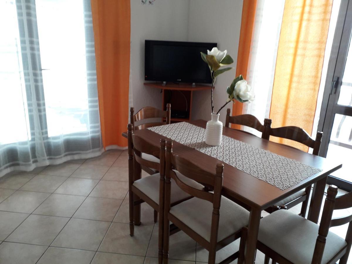 Delfin Apartments Sveti Juraj Eksteriør billede