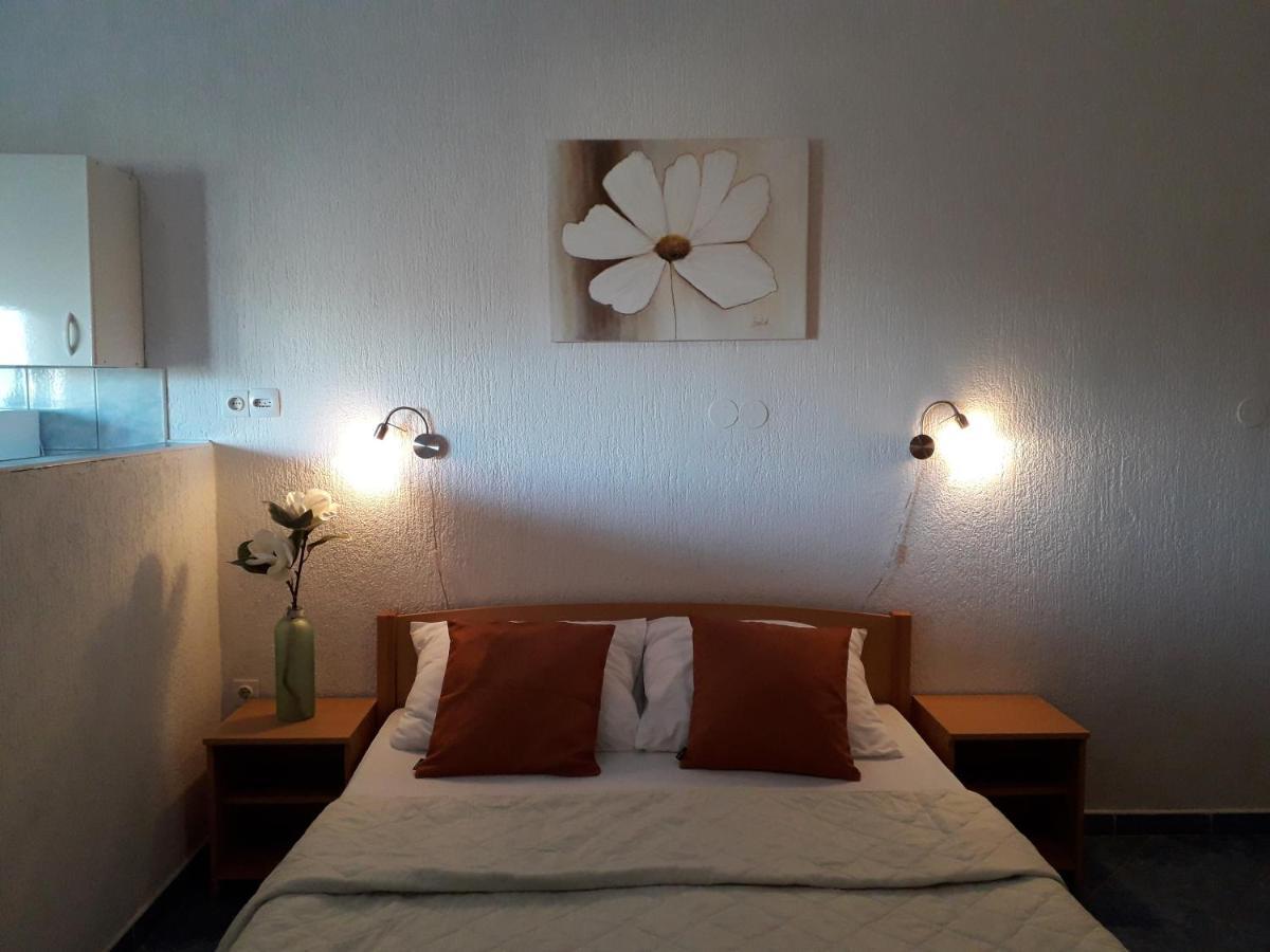 Delfin Apartments Sveti Juraj Eksteriør billede
