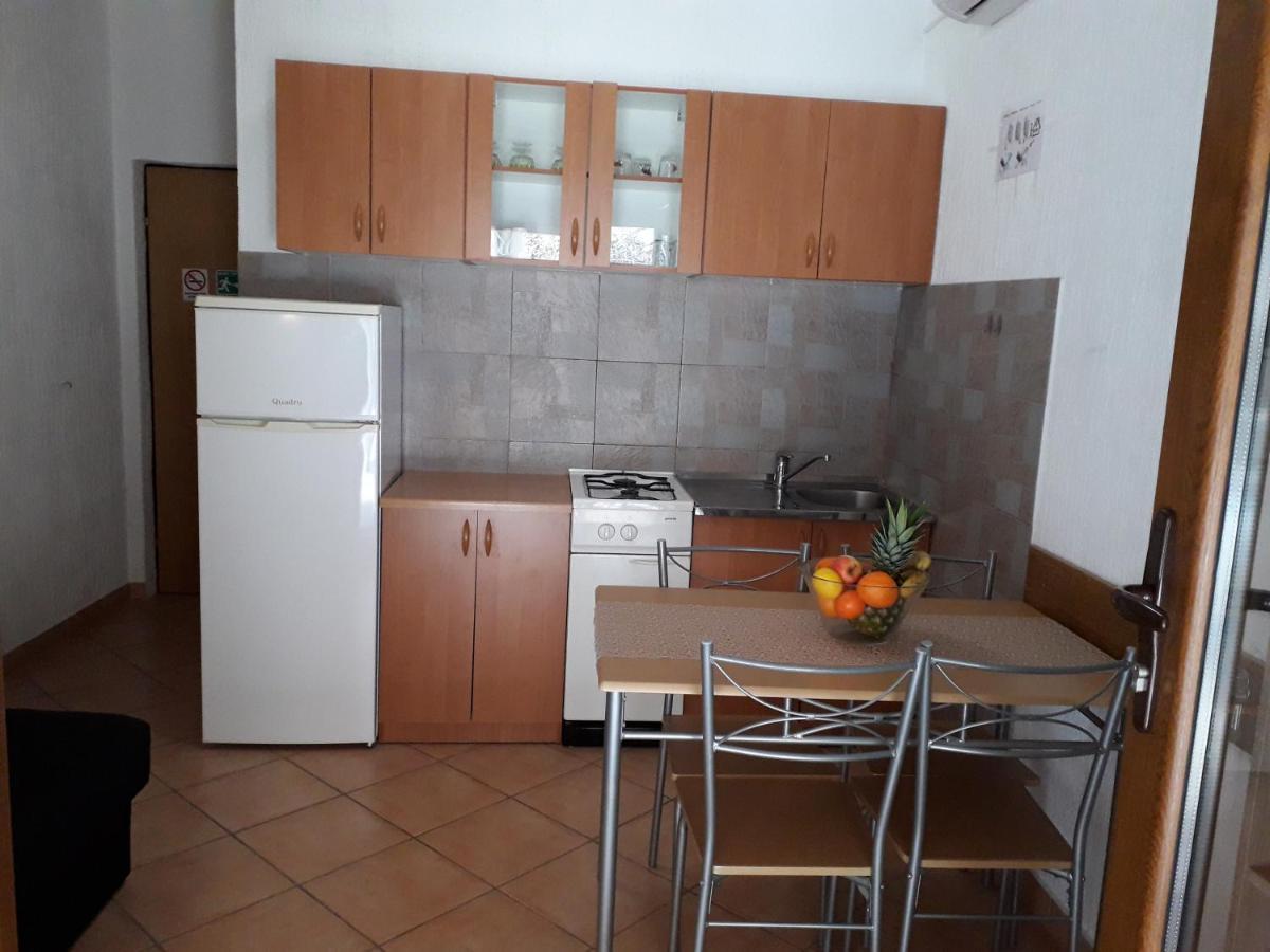 Delfin Apartments Sveti Juraj Eksteriør billede